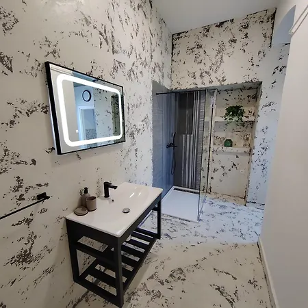 Luxury Apartment *